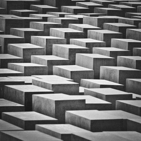 Afstudeerproject Schuldig Landschap: Het Holocaustmonument (formele naam: Denkmal für die ermordeten Juden Europas) in Berlijn is een monument ter herdenking van de Jodenvervolging tijdens de Tweede Wereldoorlog.
