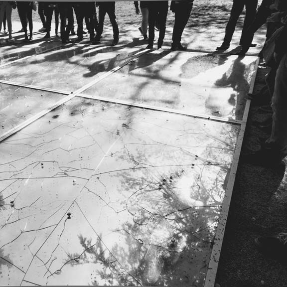 Afstudeerproject Schuldig Landschap: Herdenken mij het Spiegelmonument 'Nooit Meer Auschwitz' of Gebroken spiegels) is een Nederlands herdenkingsmonument in het Wertheimpark in Amsterdam